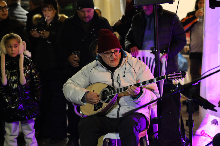 Με μουσική, φαγητό και... gluhwein κάνουν πρωτοχρονιάτικο ρεβεγιόν οι αγρότες στο μπλόκο της Νίκαιας, δείτε βίντεο και φωτογραφίες