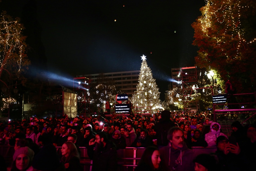 Με πυροτεχνήματα, drones και πολλή μουσική υποδέχθηκε η Ελλάδα το 2026: Δείτε βίντεο και φωτογραφίες