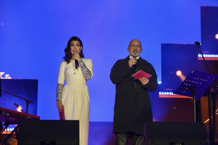 Με πυροτεχνήματα, drones και πολλή μουσική υποδέχθηκε η Ελλάδα το 2026: Δείτε βίντεο και φωτογραφίες