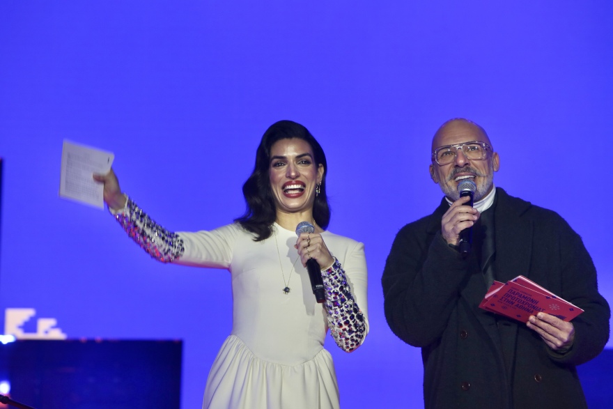 Με πυροτεχνήματα, drones και πολλή μουσική υποδέχθηκε η Ελλάδα το 2026: Δείτε βίντεο και φωτογραφίες