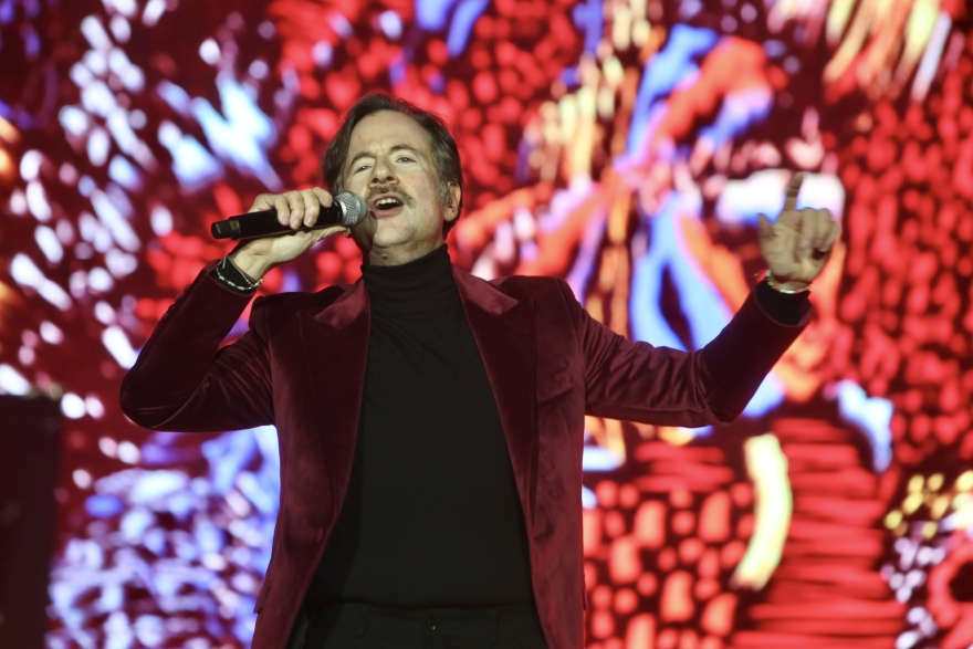 Με πυροτεχνήματα, drones και πολλή μουσική υποδέχθηκε η Ελλάδα το 2026: Δείτε βίντεο και φωτογραφίες