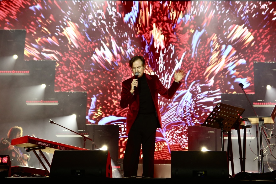 Με πυροτεχνήματα, drones και πολλή μουσική υποδέχθηκε η Ελλάδα το 2026: Δείτε βίντεο και φωτογραφίες