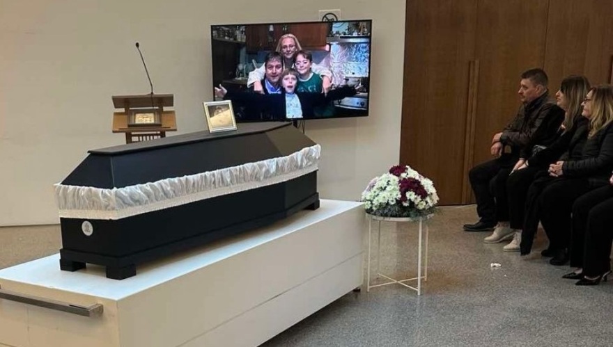 Στο Αποτεφρωτήριο Ριτσώνας είπαν το τελευταίο αντίο στον δημοσιογράφο Αντώνη Κοκορίκο