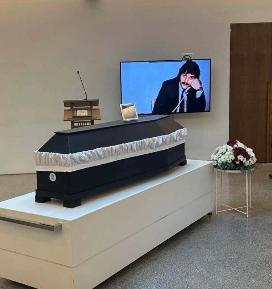 Στο Αποτεφρωτήριο Ριτσώνας είπαν το τελευταίο αντίο στον δημοσιογράφο Αντώνη Κοκορίκο