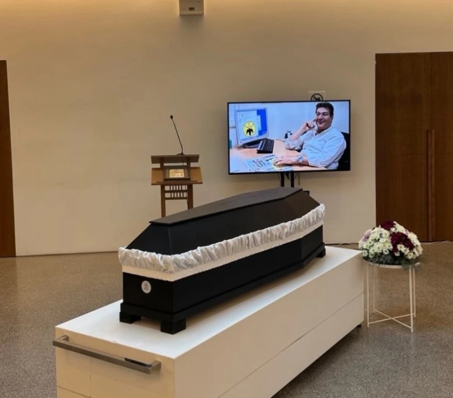 Στο Αποτεφρωτήριο Ριτσώνας είπαν το τελευταίο αντίο στον δημοσιογράφο Αντώνη Κοκορίκο