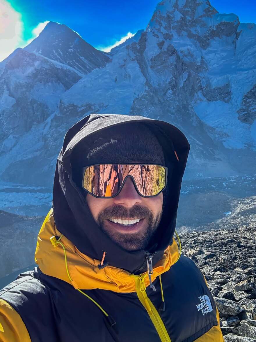 Ο Ηλίας Βρεττός αποχαιρετά το 2025 με φωτογραφίες από την ανάβασή του στα Ιμαλάια: «Η κορυφαία μου στιγμή»