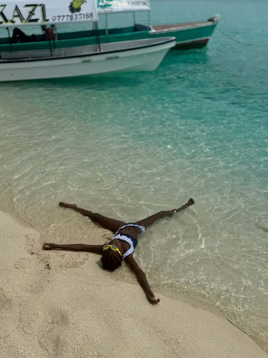 Η Χριστίνα Κοντοβά ταξίδεψε με την κόρη της στη Ζανζιβάρη για να υποδεχτούν το νέο έτος