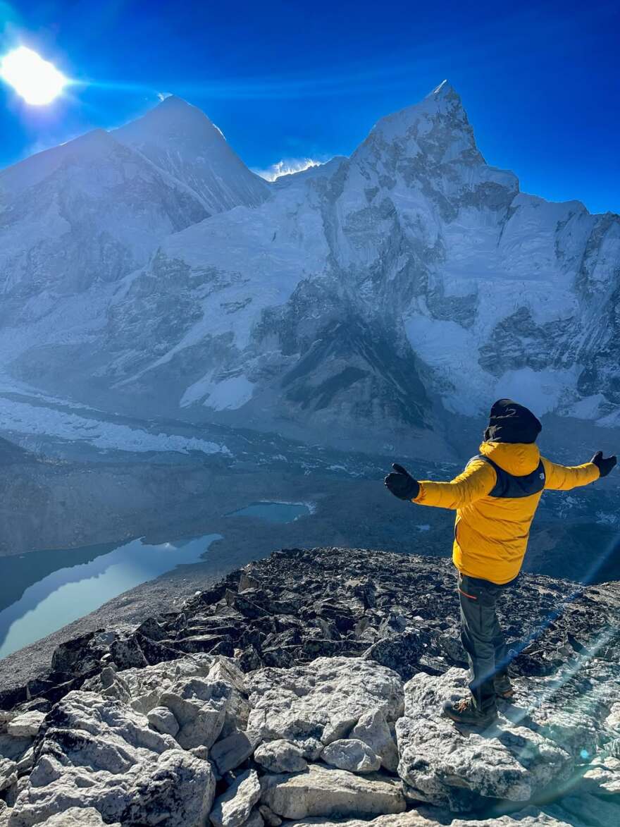 Ο Ηλίας Βρεττός αποχαιρετά το 2025 με φωτογραφίες από την ανάβασή του στα Ιμαλάια: «Η κορυφαία μου στιγμή»