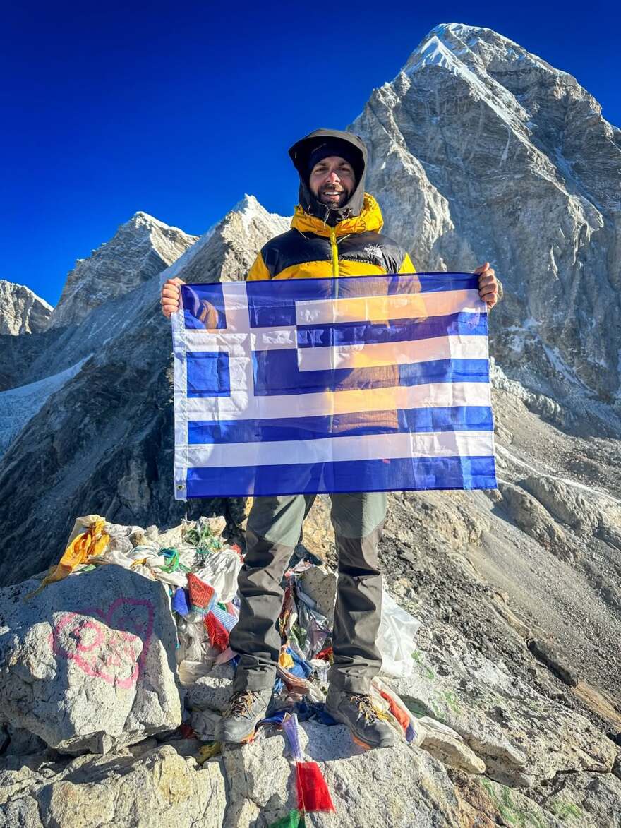 Ο Ηλίας Βρεττός αποχαιρετά το 2025 με φωτογραφίες από την ανάβασή του στα Ιμαλάια: «Η κορυφαία μου στιγμή»