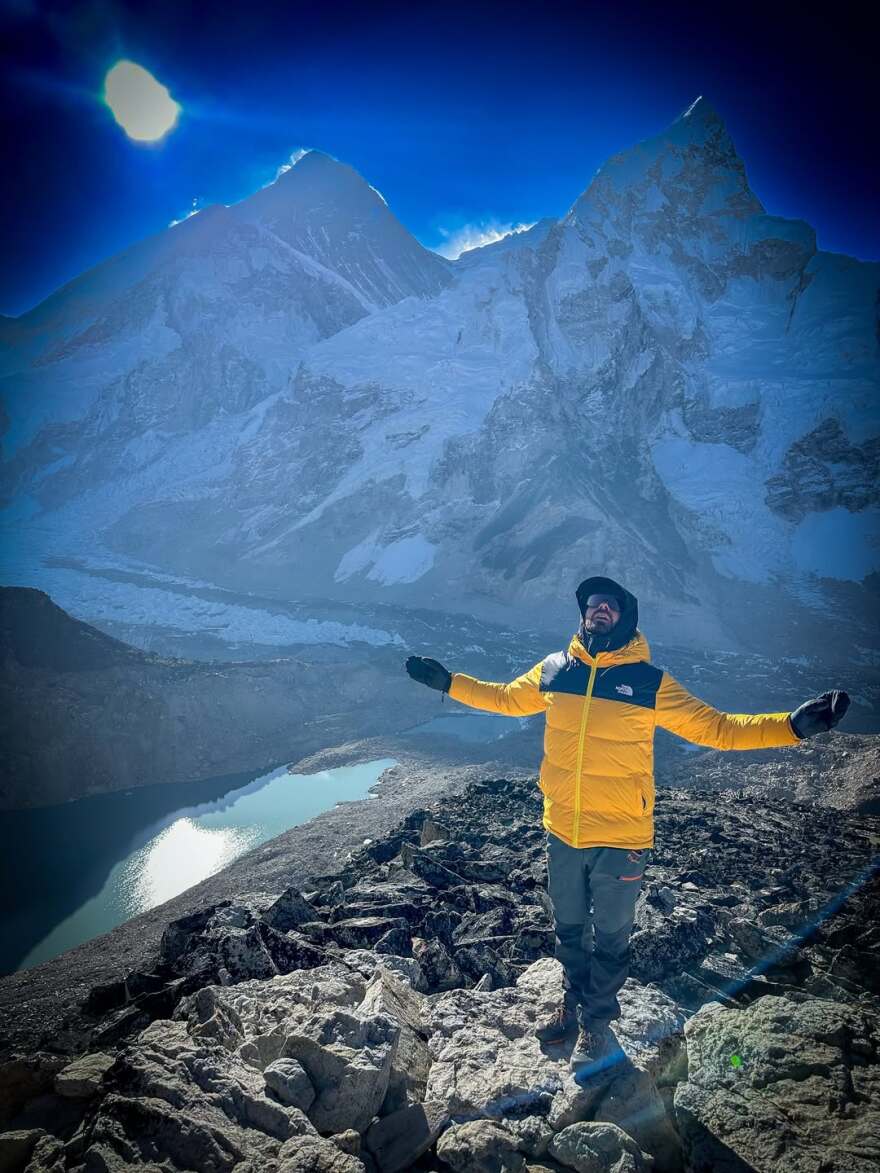Ο Ηλίας Βρεττός αποχαιρετά το 2025 με φωτογραφίες από την ανάβασή του στα Ιμαλάια: «Η κορυφαία μου στιγμή»