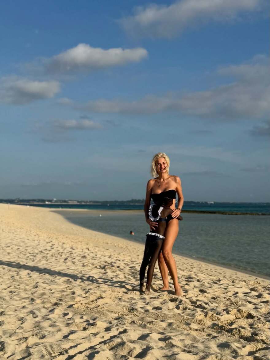 Η Χριστίνα Κοντοβά ταξίδεψε με την κόρη της στη Ζανζιβάρη για να υποδεχτούν το νέο έτος