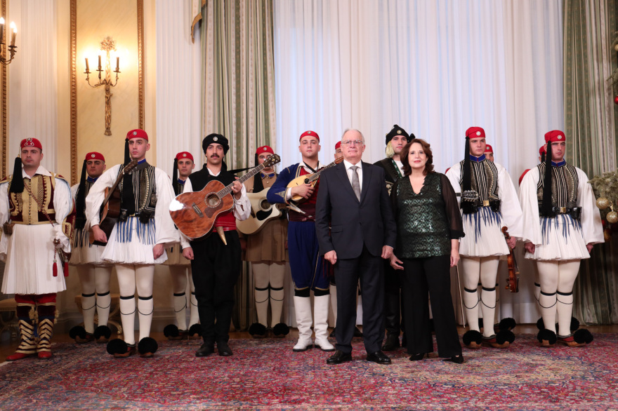 Τα πρωτοχρονιάτικα κάλαντα στον Τασούλα από Ένοπλες Δυνάμεις και πολιτιστικούς συλλόγους, δείτε βίντεο
