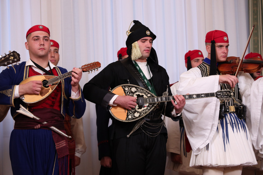 Τα πρωτοχρονιάτικα κάλαντα στον Τασούλα από Ένοπλες Δυνάμεις και πολιτιστικούς συλλόγους, δείτε βίντεο
