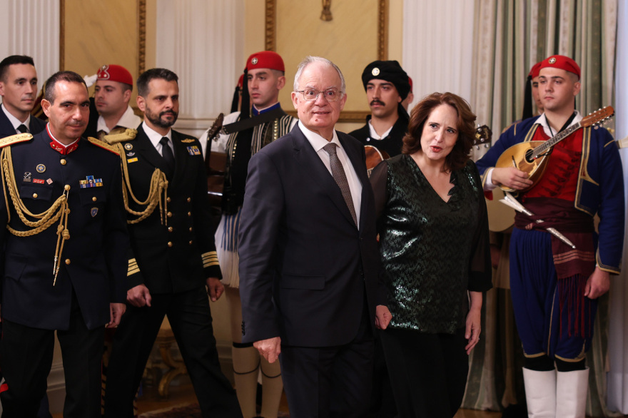 Τα πρωτοχρονιάτικα κάλαντα στον Τασούλα από Ένοπλες Δυνάμεις και πολιτιστικούς συλλόγους, δείτε βίντεο
