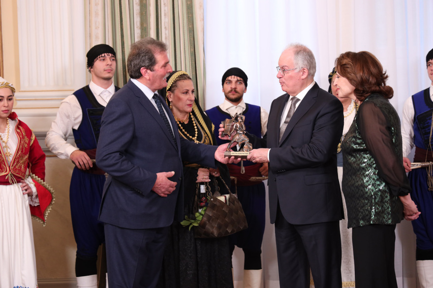 Τα πρωτοχρονιάτικα κάλαντα στον Τασούλα από Ένοπλες Δυνάμεις και πολιτιστικούς συλλόγους, δείτε βίντεο
