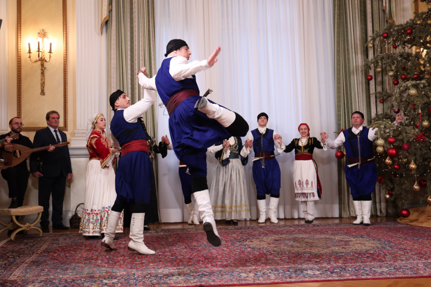 Τα πρωτοχρονιάτικα κάλαντα στον Τασούλα από Ένοπλες Δυνάμεις και πολιτιστικούς συλλόγους, δείτε βίντεο
