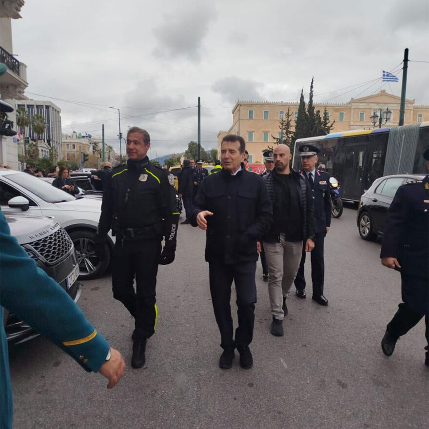 Ο Χρυσοχοΐδης αντάλλαξε ευχές και έδωσε δώρα στον τροχονόμο στο βαρέλι στην πλατεία Συντάγματος
