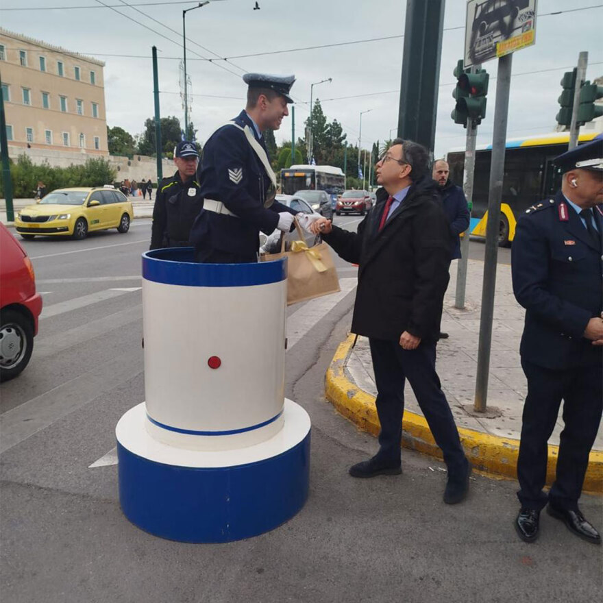 Ο Χρυσοχοΐδης αντάλλαξε ευχές και έδωσε δώρα στον τροχονόμο στο βαρέλι στην πλατεία Συντάγματος
