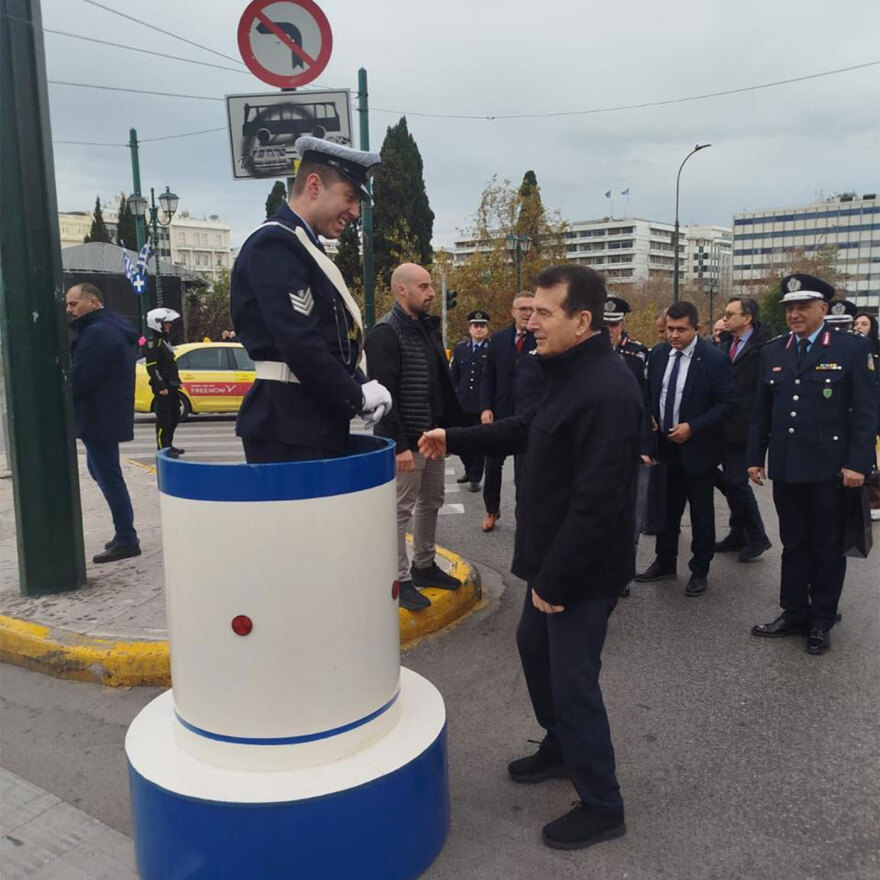 Ο Χρυσοχοΐδης αντάλλαξε ευχές και έδωσε δώρα στον τροχονόμο στο βαρέλι στην πλατεία Συντάγματος
