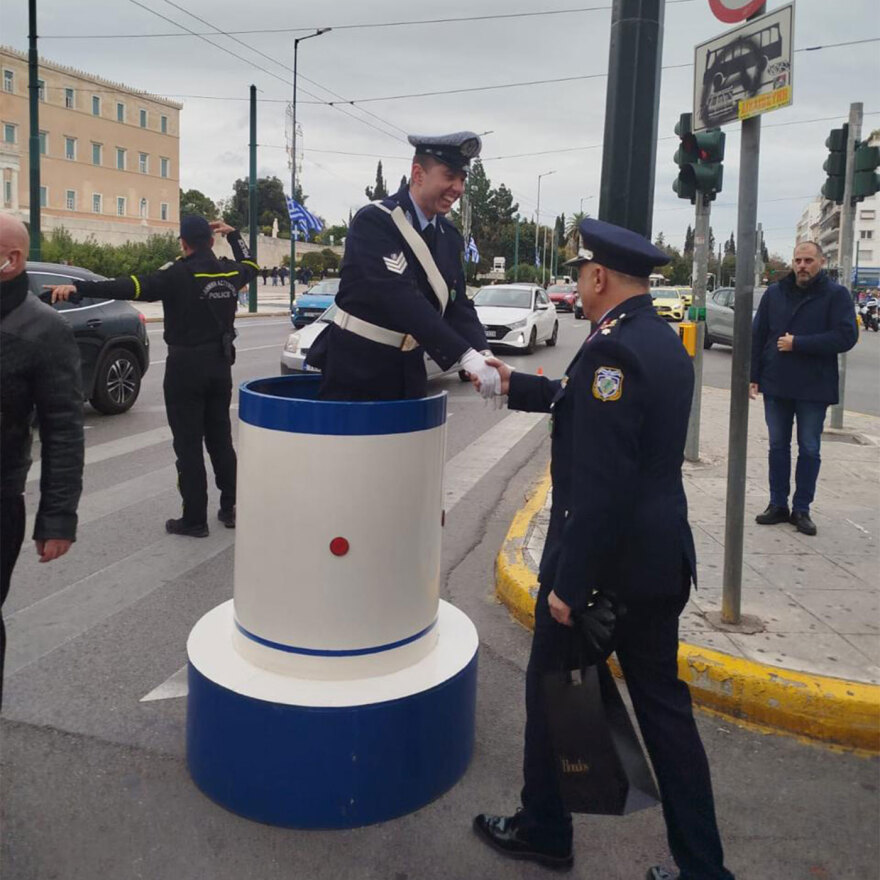 Ο Χρυσοχοΐδης αντάλλαξε ευχές και έδωσε δώρα στον τροχονόμο στο βαρέλι στην πλατεία Συντάγματος

