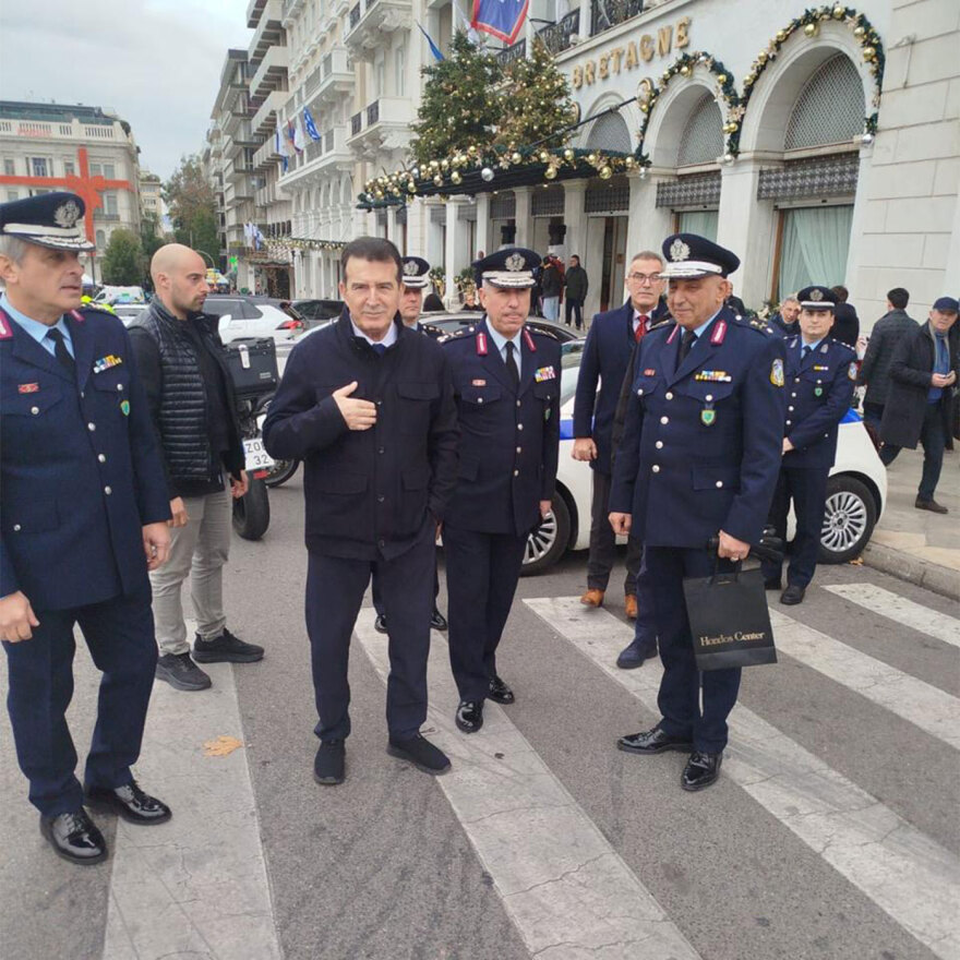 Ο Χρυσοχοΐδης αντάλλαξε ευχές και έδωσε δώρα στον τροχονόμο στο βαρέλι στην πλατεία Συντάγματος
