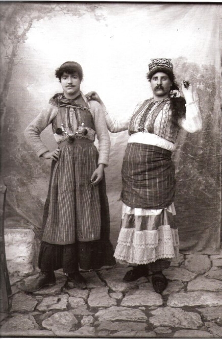 Αρχαϊκά κάλαντα και μεταμφιέσεις κρατούν ζωντανά τα έθιμα του Δωδεκαημέρου στη Δυτική Μακεδονία
