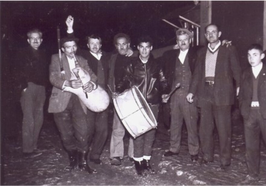 Αρχαϊκά κάλαντα και μεταμφιέσεις κρατούν ζωντανά τα έθιμα του Δωδεκαημέρου στη Δυτική Μακεδονία
