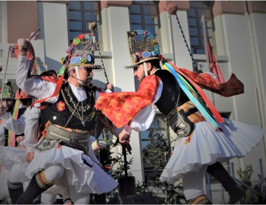 Αρχαϊκά κάλαντα και μεταμφιέσεις κρατούν ζωντανά τα έθιμα του Δωδεκαημέρου στη Δυτική Μακεδονία
