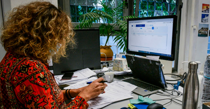 Οι αυξήσεις στους μισθούς για πάνω από 600.000 δημοσίους υπαλλήλους, δείτε παραδείγματα