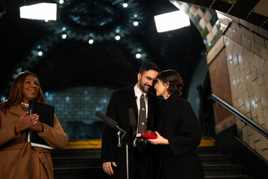 Ο Ζοχράν Μαμντάνι ορκίστηκε δήμαρχος της Νέας Υόρκης σε ιστορικό σταθμό του μετρό στο Μανχάταν, δείτε βίντεο