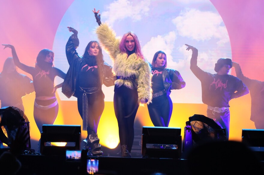 Με πυροτεχνήματα, drones και πολλή μουσική υποδέχθηκε η Ελλάδα το 2026: Δείτε βίντεο και φωτογραφίες