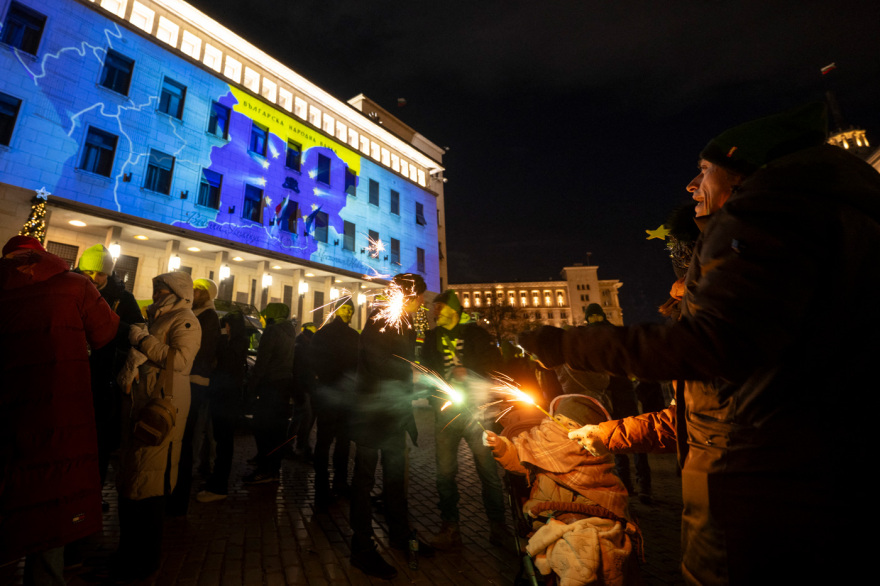 Οι Βούλγαροι υποδέχθηκαν τη νέα χρονιά και το ευρώ με πυροτεχνήματα μπροστά από την Εθνική Τράπεζα