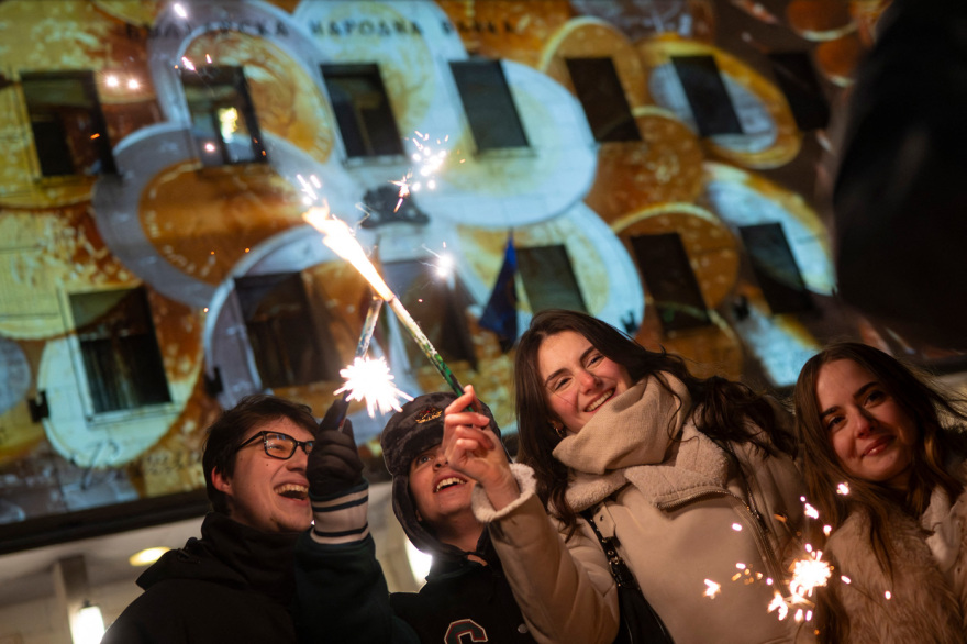 Οι Βούλγαροι υποδέχθηκαν τη νέα χρονιά και το ευρώ με πυροτεχνήματα μπροστά από την Εθνική Τράπεζα