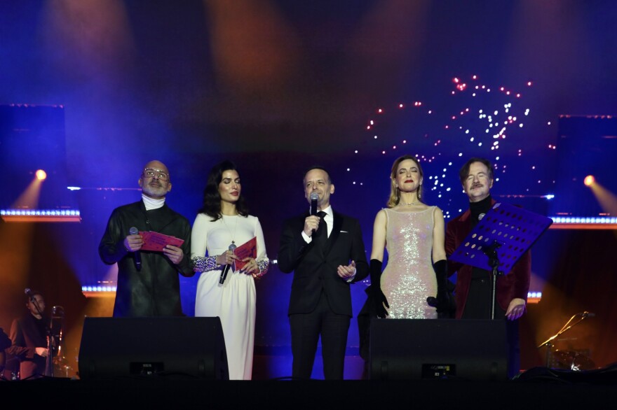 Με πυροτεχνήματα, drones και πολλή μουσική υποδέχθηκε η Ελλάδα το 2026: Δείτε βίντεο και φωτογραφίες