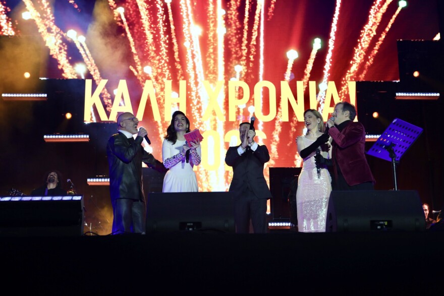 Με πυροτεχνήματα, drones και πολλή μουσική υποδέχθηκε η Ελλάδα το 2026: Δείτε βίντεο και φωτογραφίες