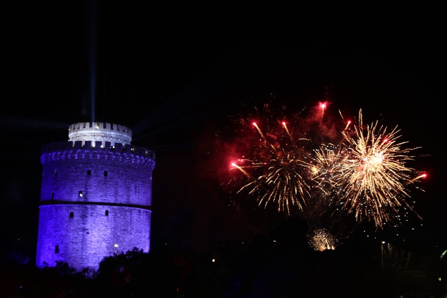 Με πυροτεχνήματα, drones και πολλή μουσική υποδέχθηκε η Ελλάδα το 2026: Δείτε βίντεο και φωτογραφίες