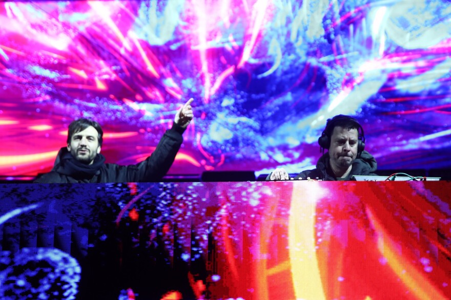 Με πυροτεχνήματα, drones και πολλή μουσική υποδέχθηκε η Ελλάδα το 2026: Δείτε βίντεο και φωτογραφίες