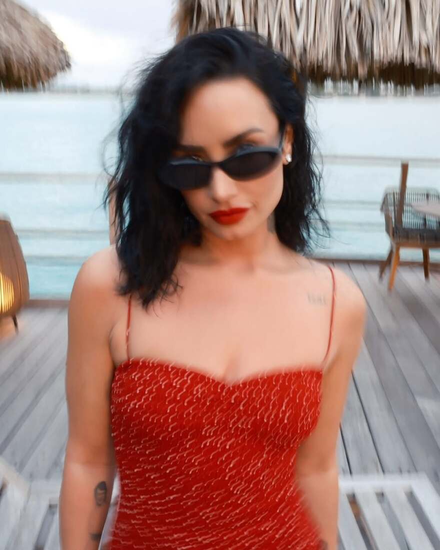 Η Ντέμι Λοβάτο δημοσίευσε τόπλες φωτογραφία της στο Instagram
