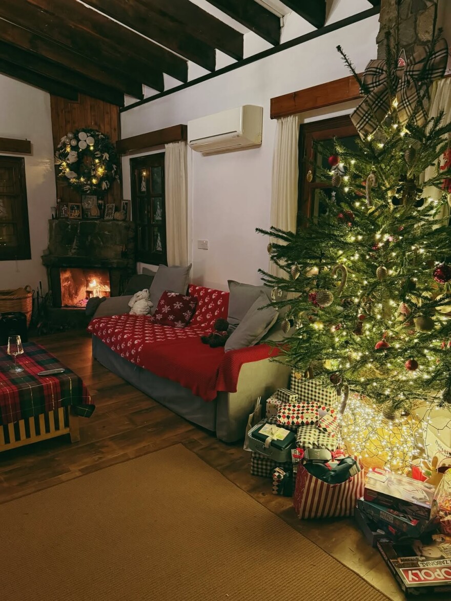 Η Κωνσταντίνα Ευρυπίδου ποζάρει αγκαλιά με τον Φίλιππο Μιχόπουλο