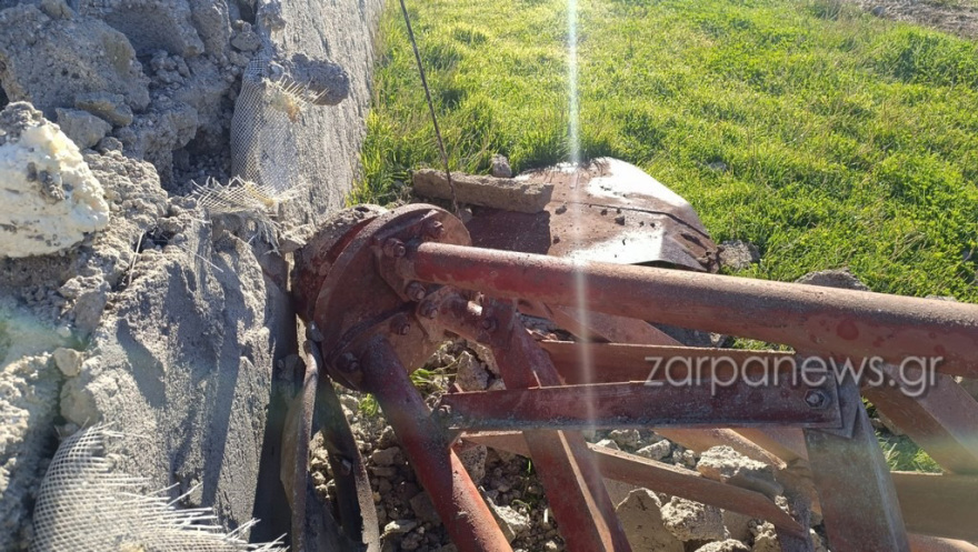 Δολιοφθορά ή ατύχημα; Έπεσε η κεραία της ΕΡΤ στη Σούδα Χανίων όταν κόπηκαν τα συρματόσχοινα που την στήριζαν - Δείτε φωτογραφίες

