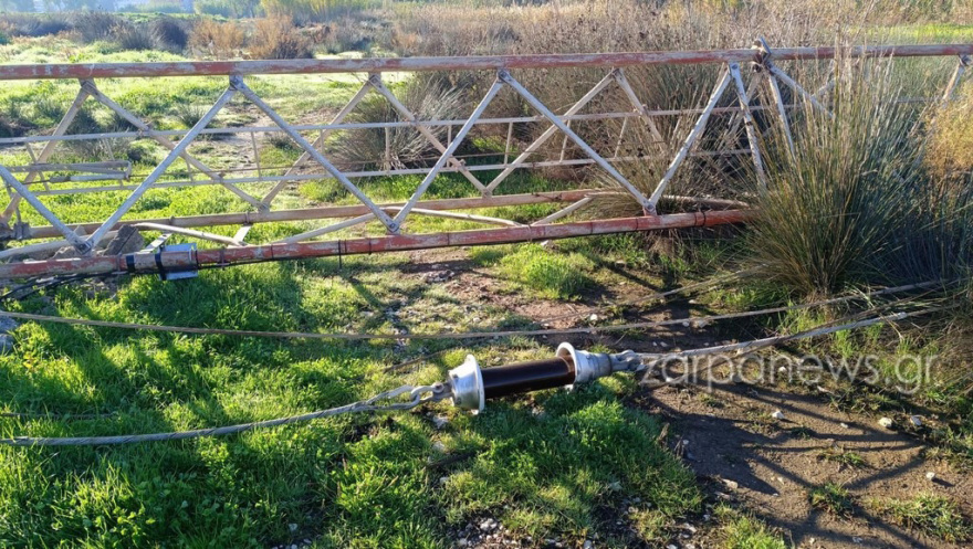 Δολιοφθορά ή ατύχημα; Έπεσε η κεραία της ΕΡΤ στη Σούδα Χανίων όταν κόπηκαν τα συρματόσχοινα που την στήριζαν - Δείτε φωτογραφίες
