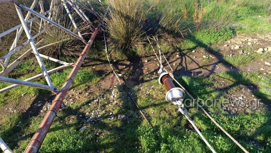 Δολιοφθορά ή ατύχημα; Έπεσε η κεραία της ΕΡΤ στη Σούδα Χανίων όταν κόπηκαν τα συρματόσχοινα που την στήριζαν - Δείτε φωτογραφίες
