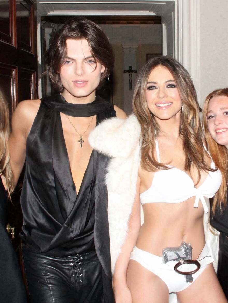 Η Ελίζαμπεθ Χάρλεϊ καλωσόρισε τη νέα χρονιά με ένα πάρτι με θέμα τον Τζέιμς Μποντ