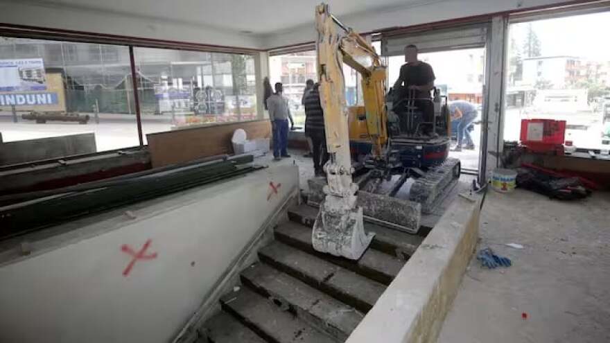 Οι φωτογραφίες που «καίνε» τους ιδιοκτήτες του μπαρ στο Κραν Μοντανά: Στο μικροσκόπιο για ανθρωποκτονία εξ αμελείας