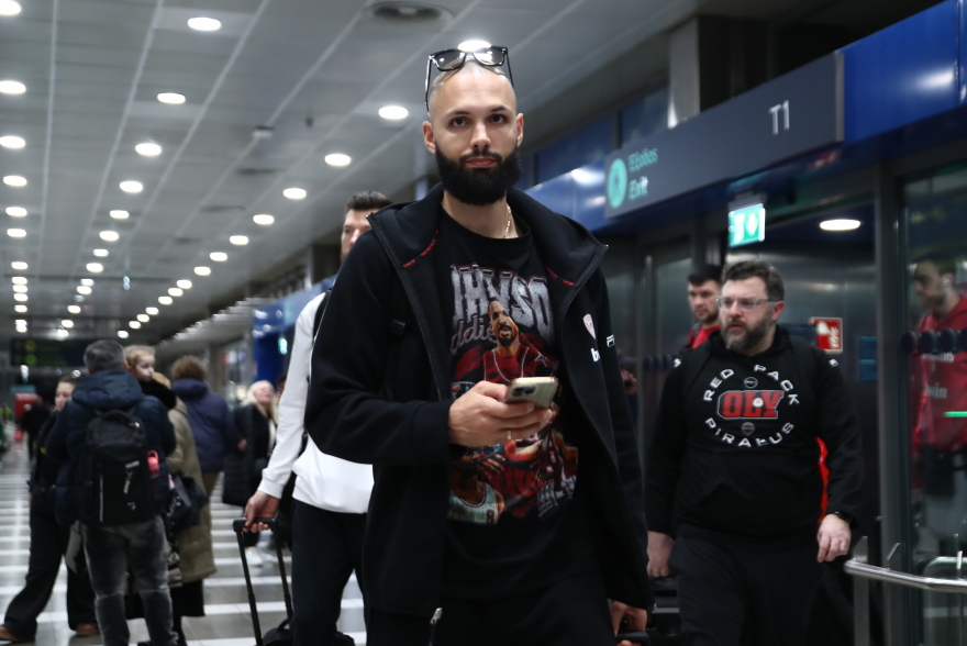 Ολυμπιακός: Πετάει κανονικά από τη Θεσσαλονίκη στην Κωνσταντινούπολη η ομάδα μπάσκετ, το φούτερ του Φουρνιέ που έκλεψε την παράσταση, φωτογραφίες 