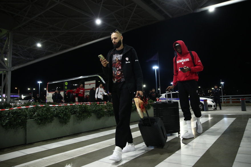 Ολυμπιακός: Πετάει κανονικά από τη Θεσσαλονίκη στην Κωνσταντινούπολη η ομάδα μπάσκετ, το φούτερ του Φουρνιέ που έκλεψε την παράσταση, φωτογραφίες 