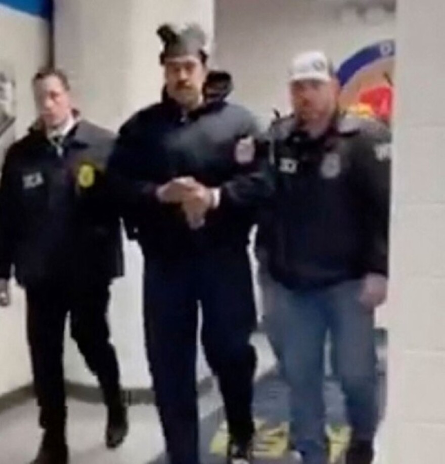 Ζακέτα, φούτερ, μπουφάν: Γιατί ο Μαδούρο εμφανιζόταν κάθε φορά ντυμένος αλλιώς μετά τη σύλληψή του