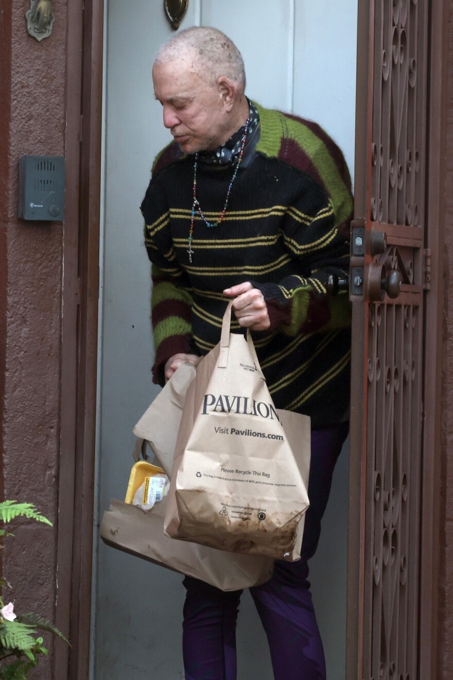 Αγνώριστος και αντιμέτωπος με έξωση ο Μίκι Ρουρκ, χρωστάει 60.000 δολάρια, δείτε φωτογραφίες