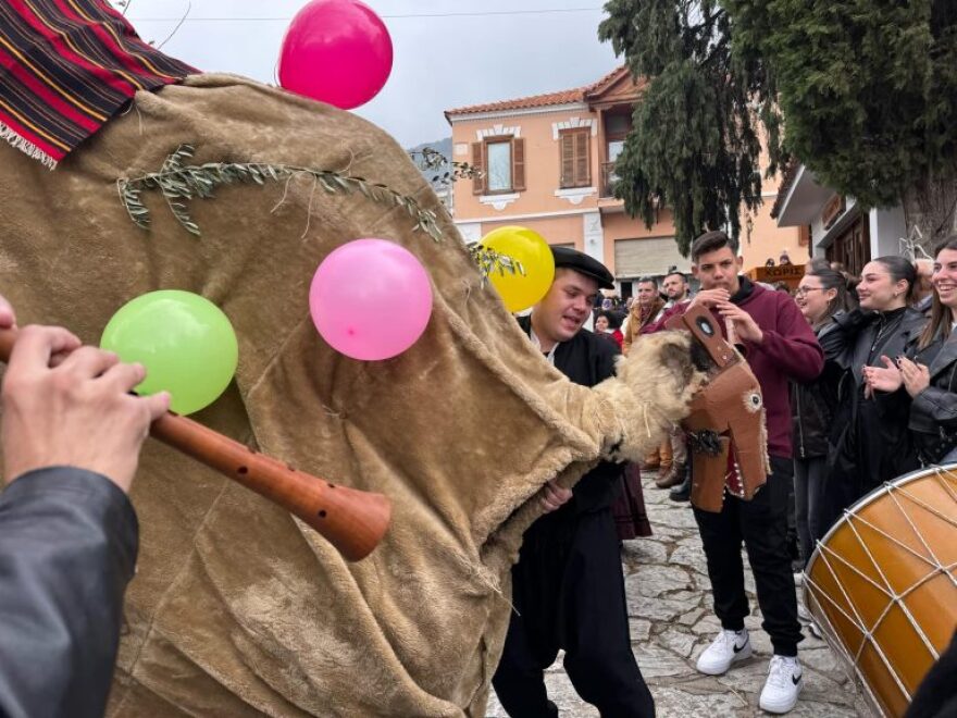 Ραγκουτσάρια, Καμήλες και Τζαμαλάρια: Τα έθιμα που αναβιώνουν στη Βόρεια Ελλάδα για τα Θεοφάνια