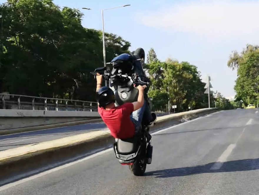 Φλερτ με τον θάνατο στους δρόμους της Αθήνας: Νεαρός κάνει σούζες με μηχανή και ανεβάζει τα βίντεο στο Instagram, τον αναζητά η ΕΛΑΣ